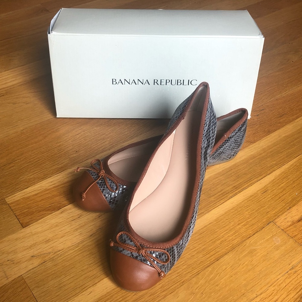 NWT- Banana Republic Alana gray snakeskin flats size 8